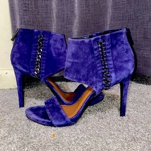 Gently worn Vince Camuto heels! Bluish/purple open toe heel. Size 9.5 women’s.